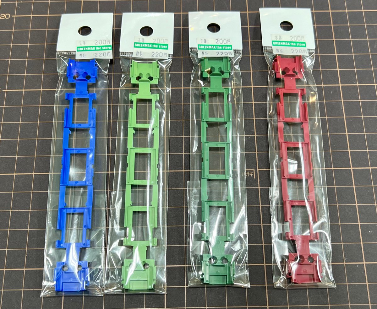 グリーンマックス 20/21m級床板用一体型座席パーツ(4扉車用) 赤、青