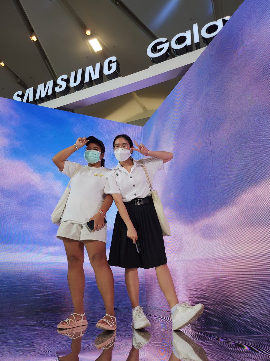 bwckvc's tweet photo. บูทถ่ายมันเลิศนะมาถ่ายกันได้พี่พนักงานน่ารัก #GalaxyZFlip4 #FlexEveryAngle #MchoicexSamsung https://t.co/ghTMmGeJKG