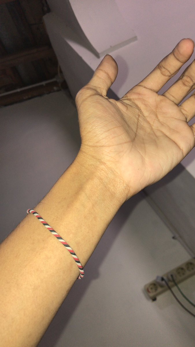 Rsqfajar's tweet photo. @convomfs @mittsuhaa emang tulangnya kecil gelang mlosot mulu 😭 https://t.co/BBwawAcXRb