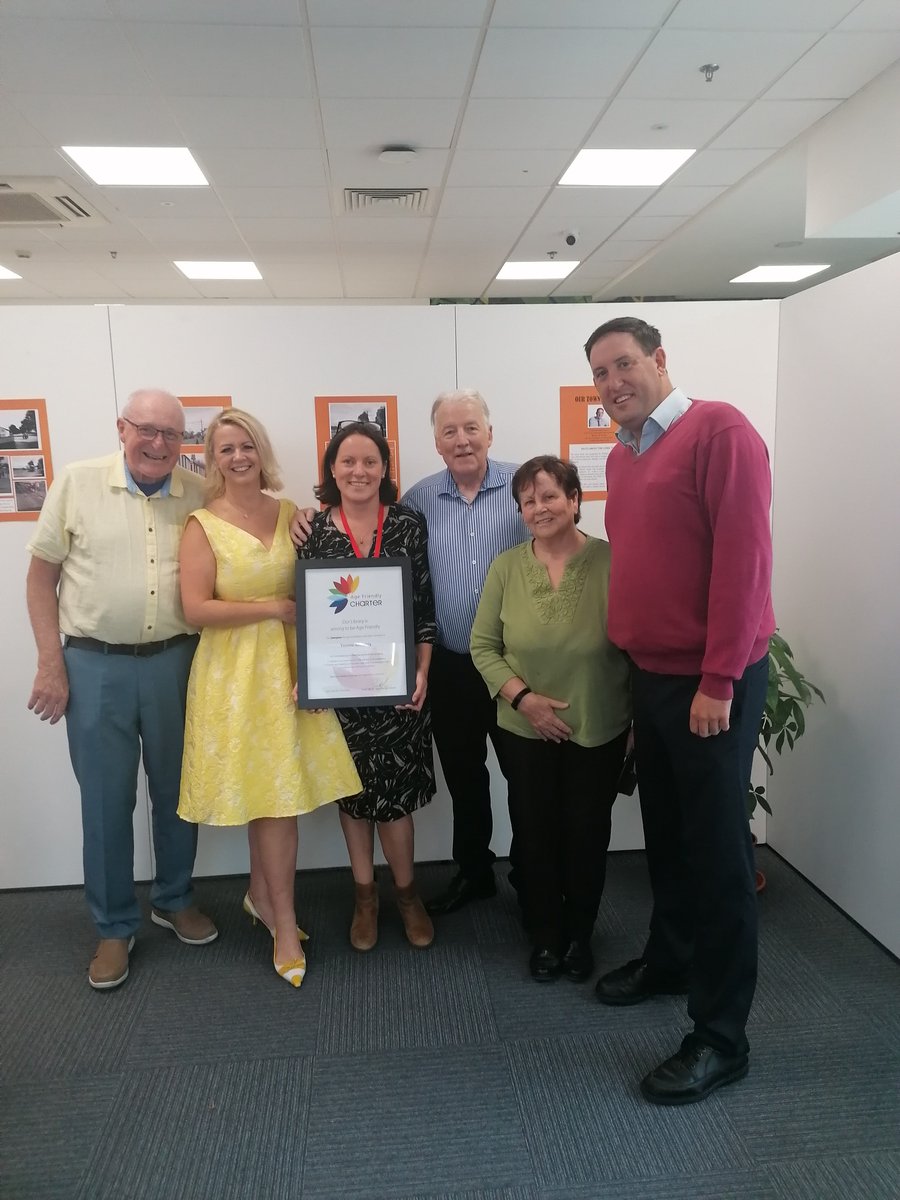corkcitylibrary's tweet photo. Douglas Library launches its Age Friendly Charter 🎉

Executive Librarian Yvonne Moloney presents Douglas Library's Age Friendly Charter at the Down Memory Lane music cafe!

#DouglasLibrary #AgeFriendlyLibraries #CorkCityLibraries https://t.co/CMSoyNQGNp