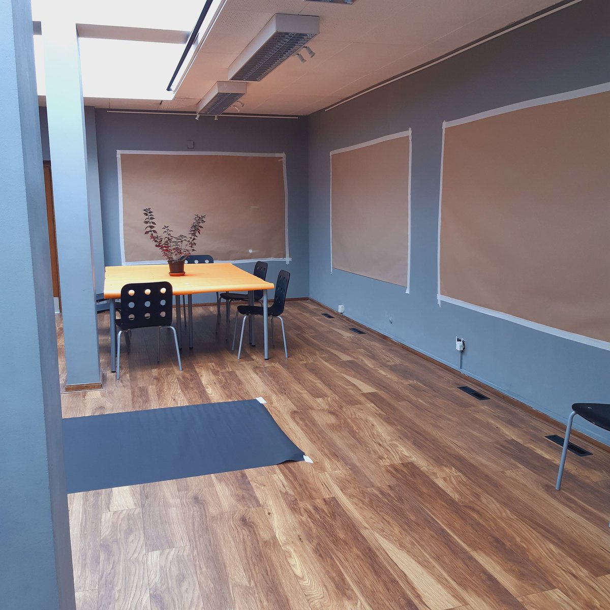 sarahmgoudie's tweet photo. Gift of time and drawing space... ready for the September large scale drawing sessions here @GeneralOffice12 gathering in the end of summer to stock up on creative energy for the shorter days of autumn... #drawingpractice #drawingworkshop #largescaledrawing https://t.co/cUD50Jg7cW