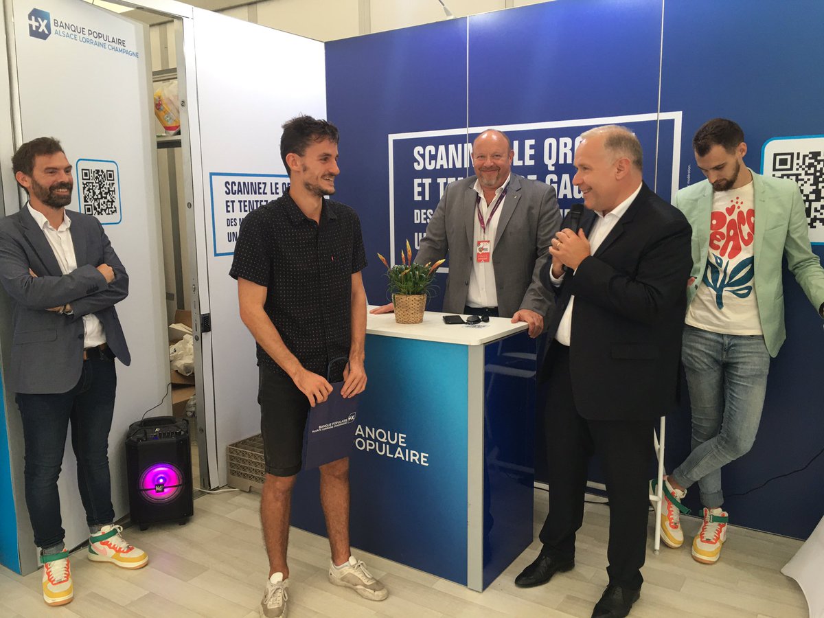 Moment de convivialité au stand  <a href="/BPALC/">Banque Populaire ALC</a> , Prix de la Création, remis à Antoine par Stéphane Langlois, directeur départemental Marne <a href="/BPALC/">Banque Populaire ALC</a>.  Membre fondateur <a href="/FondationURCA/">Fondation URCA</a> , organisé par <a href="/URCA_Incubateur/">URCA_Incubateur</a> et le concours financier <a href="/FondationURCA/">Fondation URCA</a>  <a href="/foiredechalons/">Foire de Châlons</a> <a href="/universitereims/">Université de Reims Champagne-Ardenne</a>