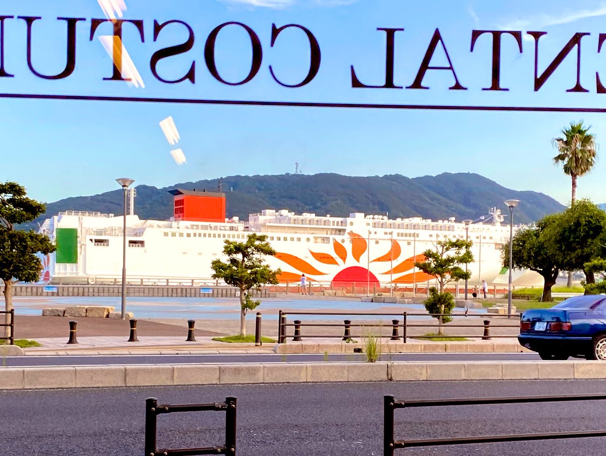 chikageten's tweet photo. 壁のような船🚢 https://t.co/UTEubIjuTu