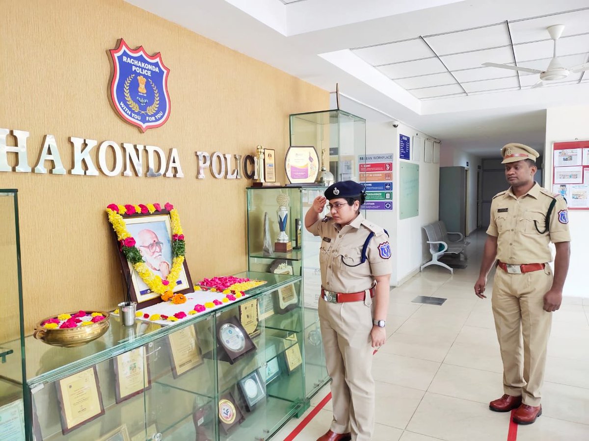 MalkajgiriCop's tweet photo. #BirthAnniversary of Sri. Kaloji Narayana Rao Celebrations in #Rachakonda_Police_Comissionerate. #DCP_Admin Mrs. Narmada and staff offered floral tributes.
#Kaloji
#TelanganaLanguageDay
#PrajaKavi https://t.co/cUOdqYfvK9