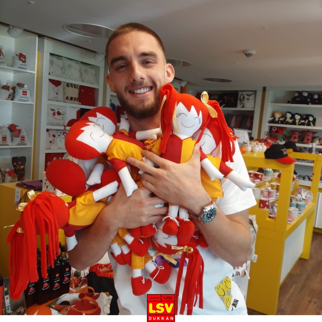 Galatasaray ve milli takımımızın değerli futbolcusu Berkan Kutlu, Leventte bulunan mağazamızı ziyaret ederek taraftar bebeklerimizle tanıştı💛❤️