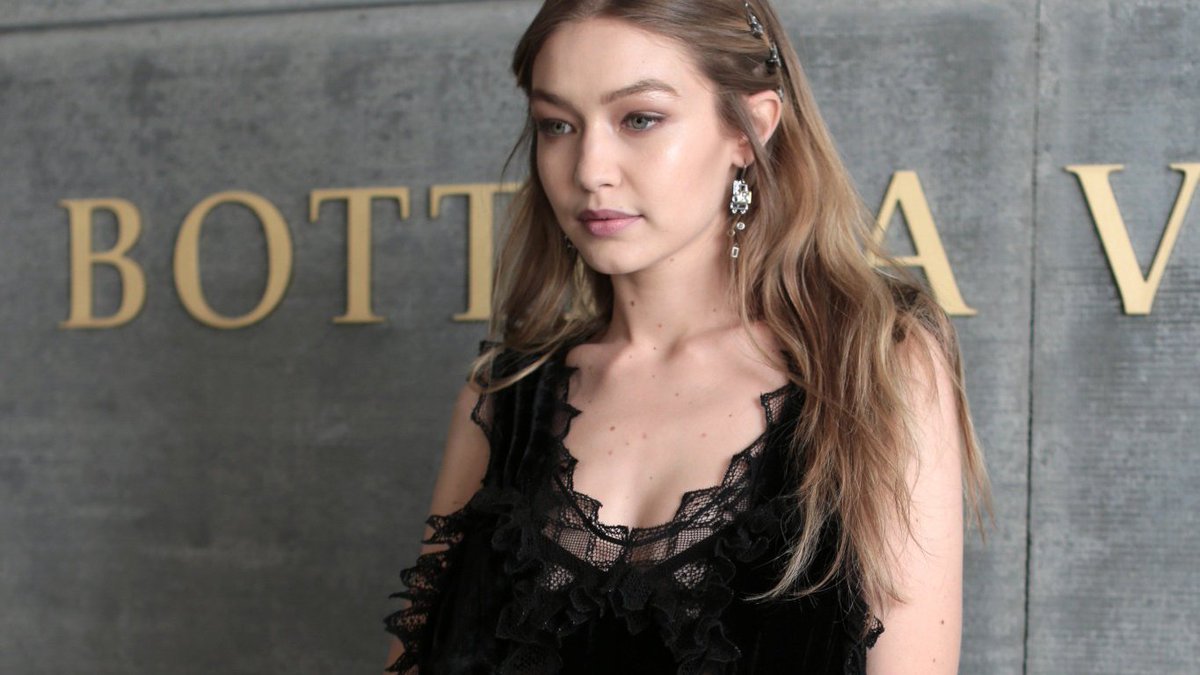 VarietyRP's tweet image. © #VarietyRP › Premiere Look!

𝗦𝗼𝗹𝗲𝗶𝗹 𝗪𝗮𝗹𝗱𝗼𝗿𝗳 (@bycardiganfilm) in one of the best dresses of the night at the #MagicInTheMoonlightRP World Premiere!