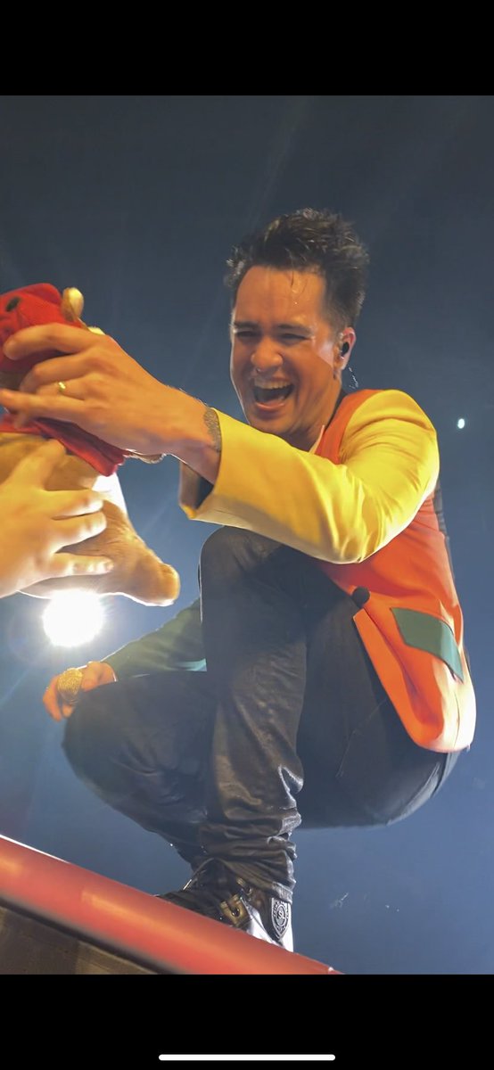 pimpcess_lily's tweet photo. @PanicAtTheDisco @brendonurie WE HAD SO MUCH FUN TONIGHT! My sister is the one who gave you Buc-ee the Beaver after I carried him in 🤣 we met a couple of cool ladies who also signed the note! Thank you for the best night ever! ❤️🧡💛💚💙💜 https://t.co/hu0xGnYAXW