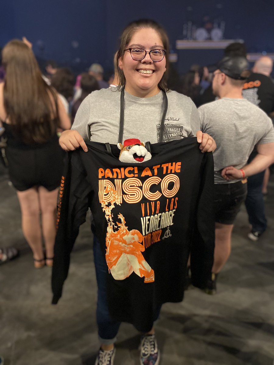 pimpcess_lily's tweet photo. @PanicAtTheDisco @brendonurie WE HAD SO MUCH FUN TONIGHT! My sister is the one who gave you Buc-ee the Beaver after I carried him in 🤣 we met a couple of cool ladies who also signed the note! Thank you for the best night ever! ❤️🧡💛💚💙💜 https://t.co/hu0xGnYAXW