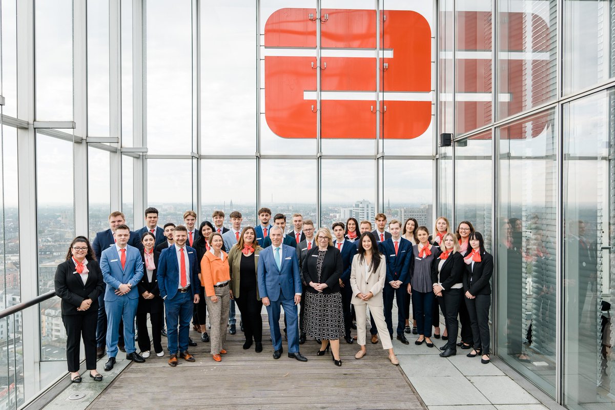 sskduesseldorf's tweet photo. 🔮 Wie sieht unsere #Zukunft aus? Genau so! 🤩 27 neue #Auszubildende starten ihre #Karriere bei uns. Herzlich Willkommen! Insgesamt arbeiten aktuell 68 Auszubildende und 7 Dual Studierende bei der #SSKD. https://t.co/tBpEPr65Ib