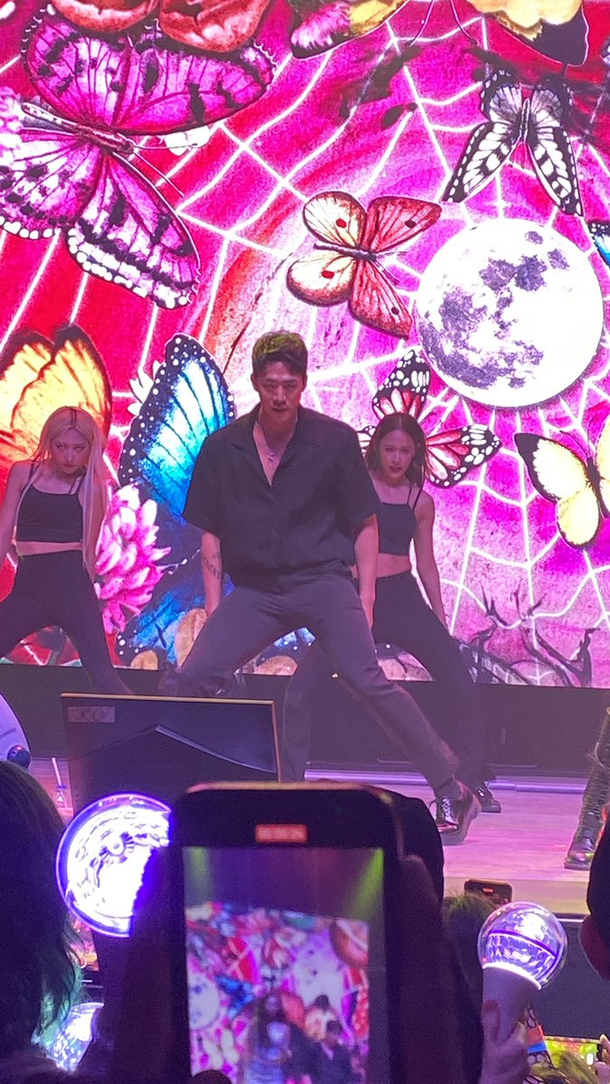 melindaisabel13's tweet photo. went on vacation to do my favorite thing aka attend a kpop concert and saw my queen @miyaohyeah and also my main man hyun seung 😂🫶🏽 #SunmiInAtlanta https://t.co/oSGE4Ndznv