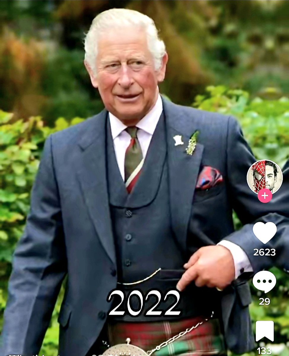aletapparini's tweet photo. Adesso come minimo mi aspetto che le prime parole di Carlo Terzo da Re saranno:
"Ciao Ragazzi, eccomi qua! Vi do il benvenuto sul mio canale ufficiale di Tik Tok" 
🙄
#KingCharles https://t.co/SgdBDs1Ivh