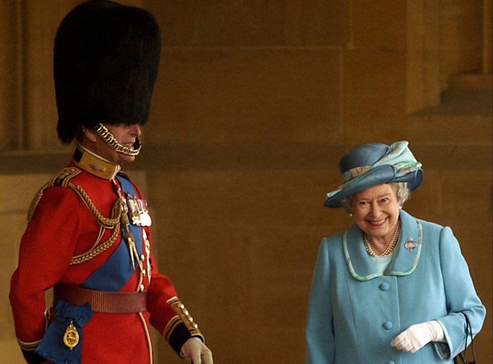 MikePannett's tweet photo. The US President ordering all flags on public buildings throughout America and on its embassies around the world to be flown at half mast until the Queen’s funeral in ten days time. 
Can you imagine this happening for anyone else on this planet? #Respect 🇬🇧🇺🇸💙 #RIPQueenElizabeth https://t.co/OAV3F4PUGY