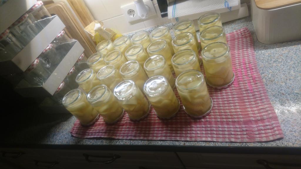 Graufuchs_'s tweet photo. Gestern bis um 11 Uhr Birnen eingekocht. https://t.co/Rd6R2IYr1K