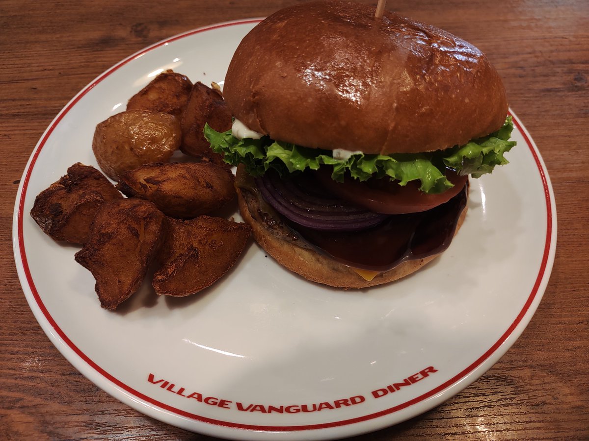 shufuemon's tweet photo. ヴィレッジヴァンガードダイナーでランチ。

今日は美味しかったから満足。

テリヤキチーズバーガーもキャラメルナッツのパンケーキも最高。

少食にはこれくらいがちょうどいいよね。 https://t.co/S1z8GozJKP