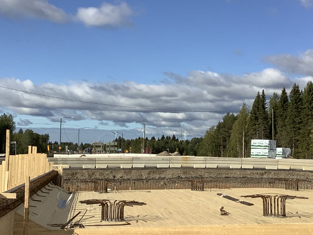 KeijoHeikkila's tweet photo. Vt 4 Simon hankkeilla on menossa kahden sillan kannen laudoitus ja raudoitustyöt. Sillat valetaan syyskuun aikana ja otetaan liikenteelle vielä syksyllä. Ensimmäiset yöpakkaset on jo nähty, mutta talven tulolla ei olisi vielä kiirettä😉. @vaylafi @Lapin_ELY #simonkunta #grk https://t.co/PLuHpmYWow