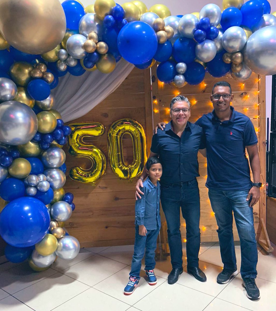 arguijod's tweet photo. Con @marlonpena20 y Jafet.
Celebrando los 50. https://t.co/sjxyY477pS