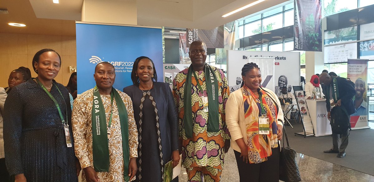 Honored to meet & interact with @Agnes_Kalibata,President of @AGRAAlliance,at #AGRF2022 summit.We discussed our continue collaboration & actionable strategies to achieve resilient &Sustainable #FoodSytems in Africa.The @_AfricanUnion is committed to advance #FoodSystems actions