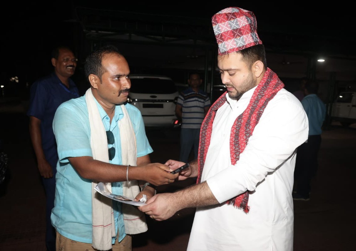 yadavtejashwi's tweet photo. मिलने की चाहत लिए नेपाल के श्री आनंद शर्मा जी ने नेपाल से पटना तक की लंबी दूरी पैदल तय की। इस दौरान उन्होंने पीठ पर दो देशों यानि भारत और नेपाल का झंडा रखा।कल देर रात वो पटना आवास पहुँचे और सम्मानित किया।उनसे नेपाल के युवाओं और प्रशंसकों के जोश व दीवानगी के बारे में सुन खुशी हुई। https://t.co/Ulb9cj0npR