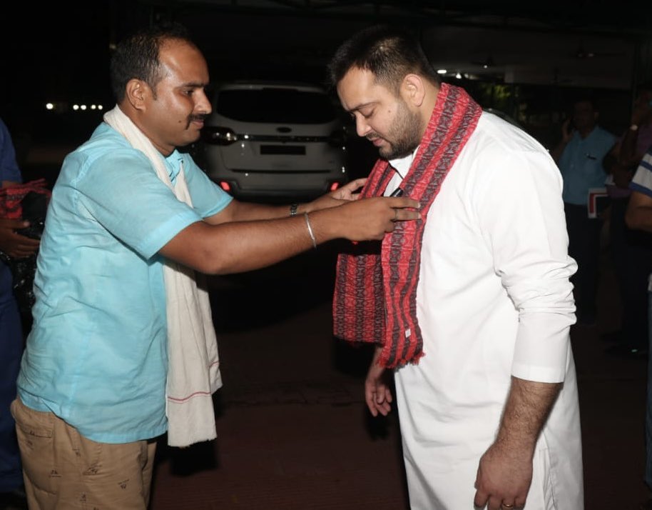 yadavtejashwi's tweet photo. मिलने की चाहत लिए नेपाल के श्री आनंद शर्मा जी ने नेपाल से पटना तक की लंबी दूरी पैदल तय की। इस दौरान उन्होंने पीठ पर दो देशों यानि भारत और नेपाल का झंडा रखा।कल देर रात वो पटना आवास पहुँचे और सम्मानित किया।उनसे नेपाल के युवाओं और प्रशंसकों के जोश व दीवानगी के बारे में सुन खुशी हुई। https://t.co/Ulb9cj0npR