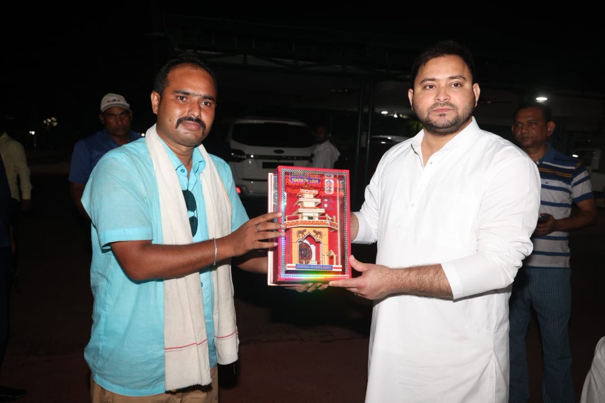yadavtejashwi's tweet photo. मिलने की चाहत लिए नेपाल के श्री आनंद शर्मा जी ने नेपाल से पटना तक की लंबी दूरी पैदल तय की। इस दौरान उन्होंने पीठ पर दो देशों यानि भारत और नेपाल का झंडा रखा।कल देर रात वो पटना आवास पहुँचे और सम्मानित किया।उनसे नेपाल के युवाओं और प्रशंसकों के जोश व दीवानगी के बारे में सुन खुशी हुई। https://t.co/Ulb9cj0npR