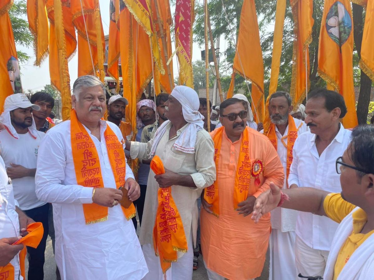 ashokbuwaniwala's tweet photo. आज ब्रह्मर्षि दादू जी महाराज की आमेर से भैराना पदयात्रा के दौरान गाँव बोराज, जयपुर से 35 किलोमीटर दूर शामिल होने का मौक़ा मिला ओर संत संगत का आशिर्वाद मिला। 
मेरे साथ भाई हरिओम मित्तल भाली व अधयात्म प्रेमी व श्री जगत नारायण भारद्वाज भी थे।
#DaduRam #SatyaRam #DaduDayal https://t.co/phB0LKVArv