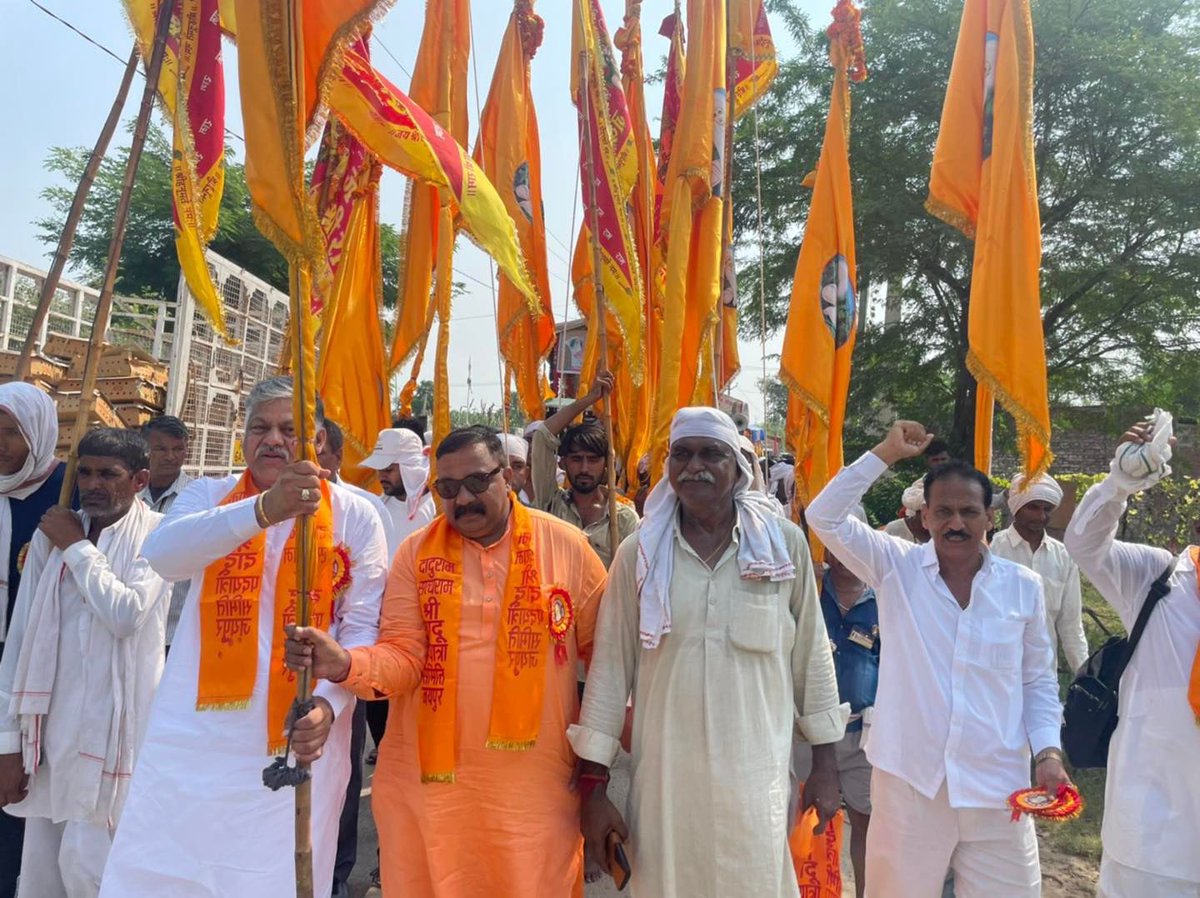 ashokbuwaniwala's tweet photo. आज ब्रह्मर्षि दादू जी महाराज की आमेर से भैराना पदयात्रा के दौरान गाँव बोराज, जयपुर से 35 किलोमीटर दूर शामिल होने का मौक़ा मिला ओर संत संगत का आशिर्वाद मिला। 
मेरे साथ भाई हरिओम मित्तल भाली व अधयात्म प्रेमी व श्री जगत नारायण भारद्वाज भी थे।
#DaduRam #SatyaRam #DaduDayal https://t.co/phB0LKVArv