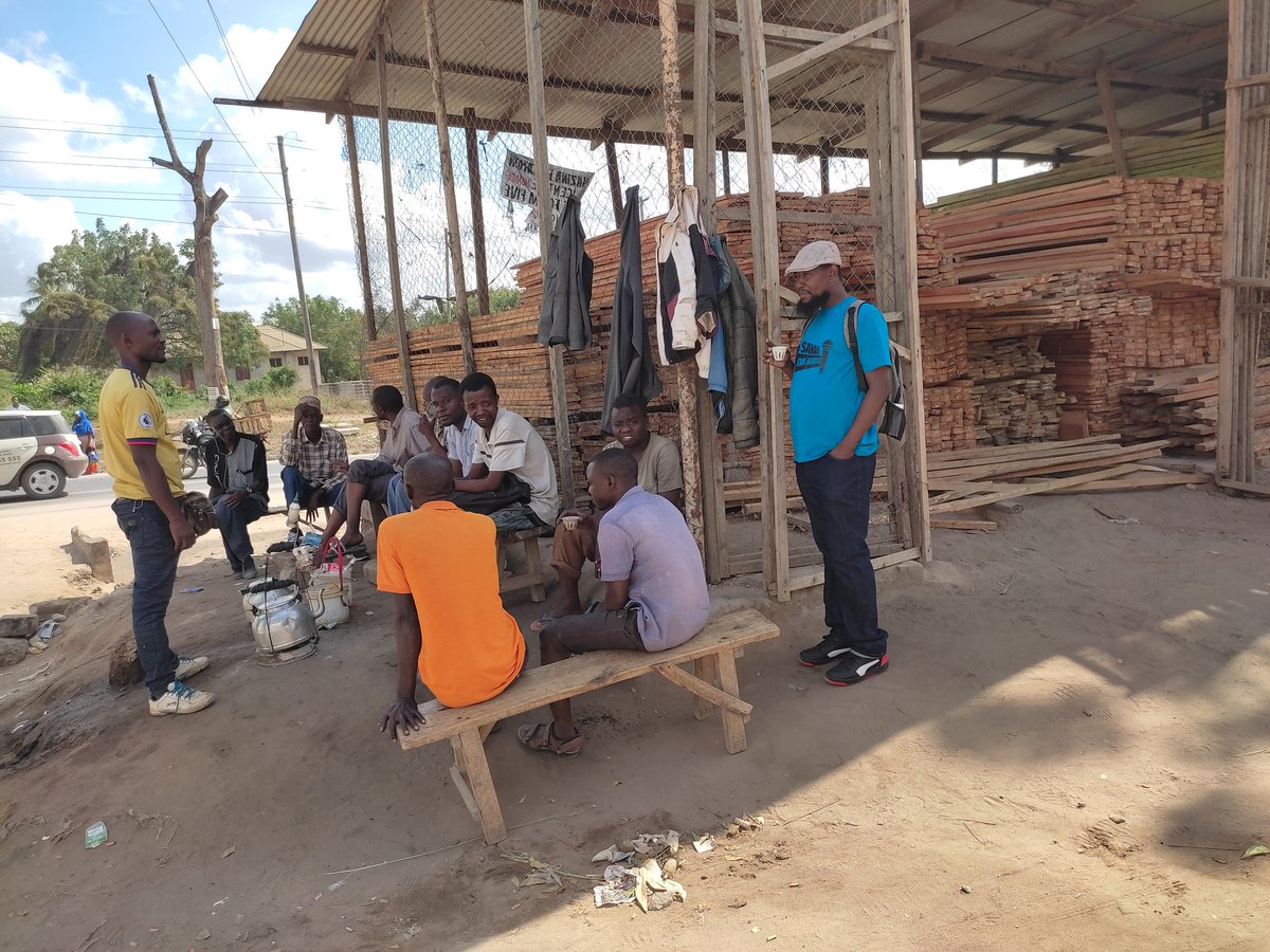 Nachopenda katika kijiwe changu ndugu zangu hawa wamefanya mjadala mkubwa Kuhusu Tozo Asubuhi hii na hakuna aliyekubaliana nazo, kuna watu wamepiga nondo za kutosha na hoja nzito mpaka bwana mmoja wa MNOLILE akaaaga huku akiwa hajamaliza ofa yake ya Kahawa tuliyompa.