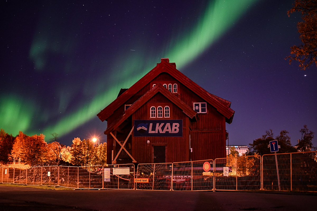kirunabilder's tweet photo. Idag rullar denna byggnad mot sin nya plats. Den sista kvällen på gamla platsen var fin.
#LKAB #Kiruna #stadsflytt https://t.co/91AOmbIlBQ