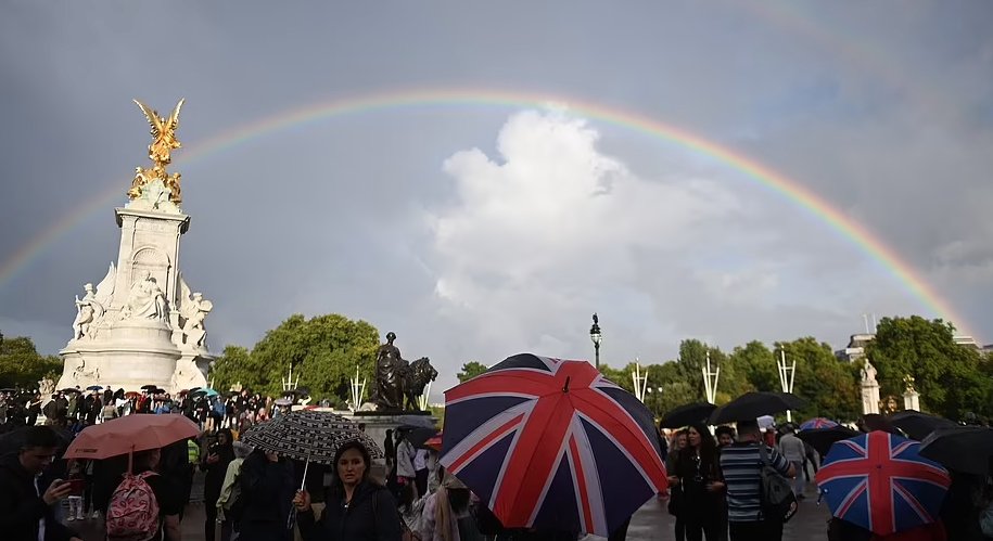 PoliticayModa's tweet photo. Esta imagen del arco iris momentos antes de que se anunciara la muerte de Isabel II ante Buckingham Palace está siendo la más compartida por los monárquicos ingleses. Sin duda, fue la reina del color  #bodylanguage #powerdressing #QueenElizabeth #theCrown https://t.co/0KijZazRko
