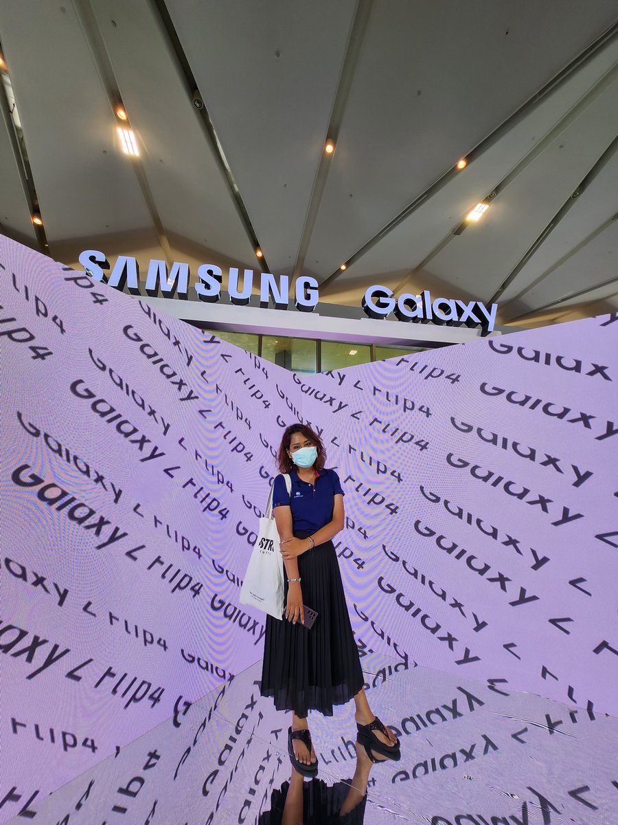onlybbrightvc1's tweet photo. ใช่ค่ะ ชั้นมาหาเมนสุดหล่อ CEO Astro คนนั้นแล่ะค่ะ #GalaxyZFlip4 #FlexEveryAngle #MchoiceXSamsung https://t.co/SDAdlDbxJk