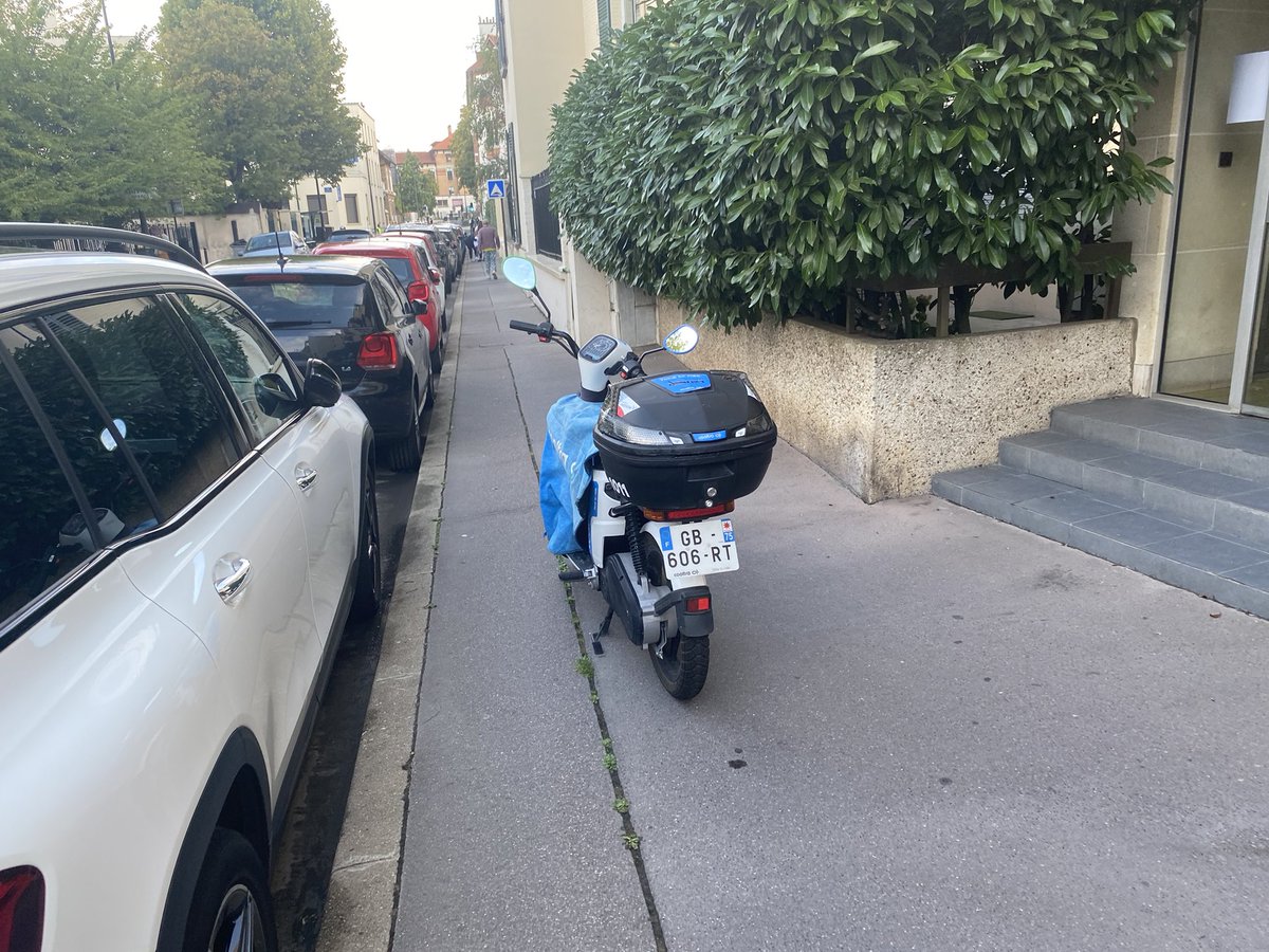 <a href="/CityscootParis/">CITYSCOOT💙💚COOLTRA scooters électriques</a> ou <a href="/cooltra/">Cooltra</a> 
Même combat 😡

Peu importe la marque, ils sont tjs mal garés au milieu du trottoir 

A quand une obligation de prendre en photo le scoot en fin de location pour vérifier qu’il est bien garé ?

C’est pourtant pas compliqué
#SaccageBoulogne <a href="/RasLeScoot/">Ras Le Scoot</a>