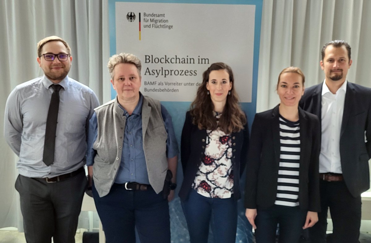 BAMF_Dialog's tweet photo. Heute sind wir vor Ort auf der „Blockchain@HTW“-Konferenz an der @HTW_Berlin. An unserem Stand informieren wir Interessierte über aktuelle IT-Themen des Bundesamts. Schauen Sie gerne vorbei! #FLORA #Blockchain #HTWBerlin #BAMFdigital #bchtw https://t.co/v9cMWCNXJe