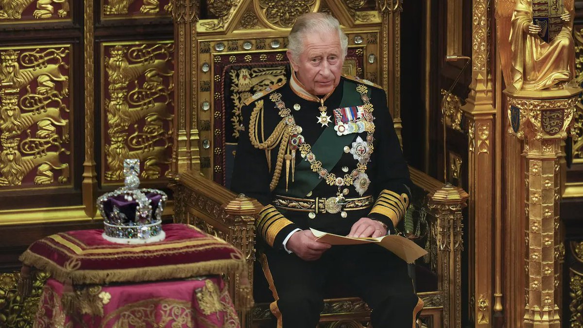 VarlanOlivier's tweet photo. Quand tu obtiens ton premier poste fixe après 69 ans comme TZR : 
#CharlesIII https://t.co/qWiMqkwTmS