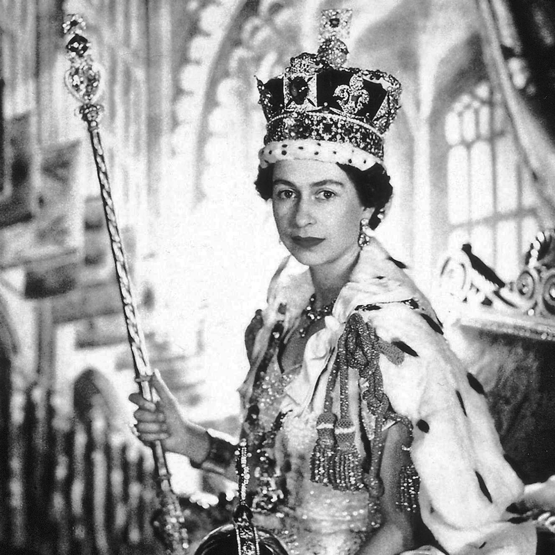 Sign_UK's tweet photo. Our thoughts are with the Royal Family in these difficult times. Rest in Peace, Queen Elizabeth II, 1926-2022. https://t.co/PhtlNzkCUP