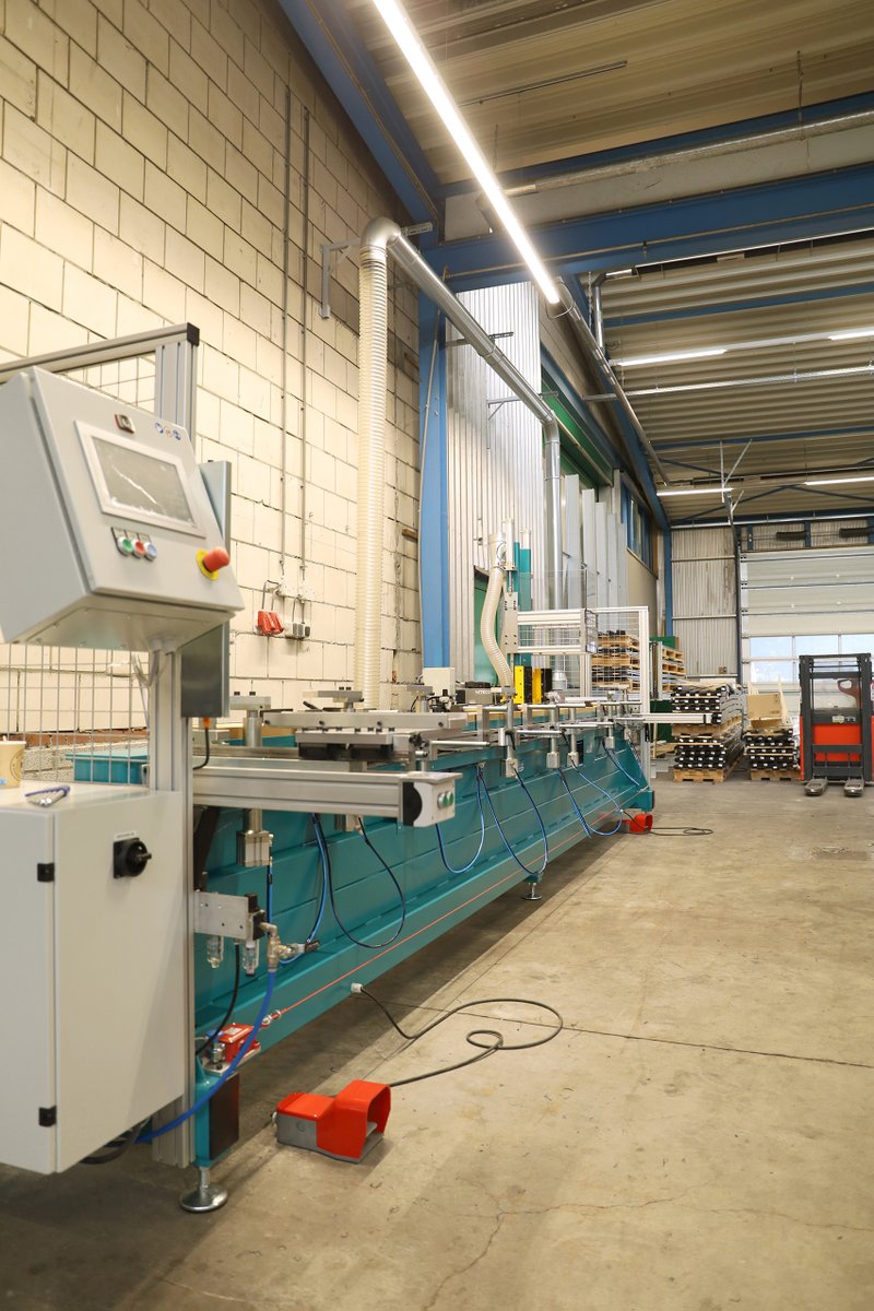 Er is een nieuwe boor-/beslagfreesmachine geplaatst bij ons bewerkingscentrum (afdeling Tifa) in Almelo. Door de komst van deze nieuwe machine kunnen wij u nog beter en sneller voorzien van op maat gemaakte #DTS dorpels.
Info: bit.ly/3RRvyq2 of mail: tifa@voskampgroep.nl