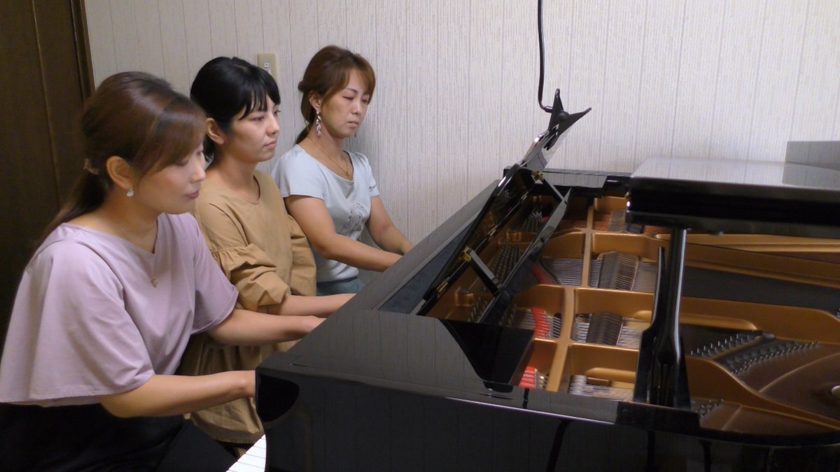PianoDuo3's tweet photo. 今日はお友達が練習に参加
次女のママ友で私とも同級生‼️‼️
音大卒業だし、共通点いっぱい😊
運命感じちゃったわ❤️
初6手の彼女
違和感なくラ・メール色に染まってくれました💐
また次回も6手参加お願いね🎶
楽しかった♥
顔怖いわ…
#連弾
#ピアノ連弾
#6hands https://t.co/Fh6g3an7x8