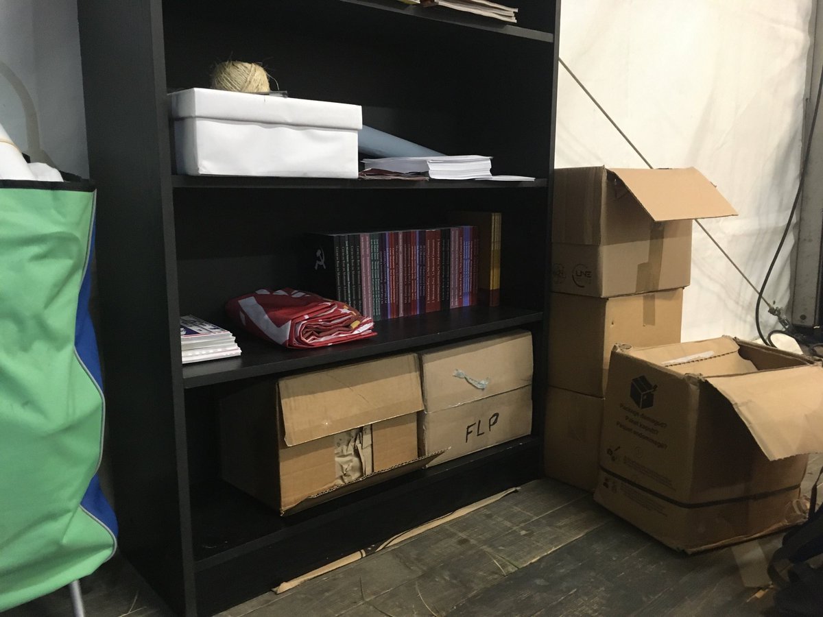 Nous sommes en train de monter notre table au stand du front populaire turc au village du monde de la <a href="/FetedelHumanite/">Fête de l'Humanité</a> ! Retrouvez nous tout le week-end - nous avons tous nos livres français dispo 😼