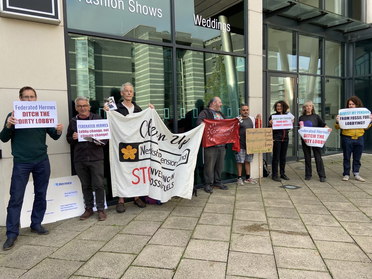 CampanaleMark's tweet image. Speaking at the LGC Pension and Investment conference in Leeds, topic of whether net zero by 2050 is worth it. “Clean Up West Yorkshire Pension Fund” is out in force, calling for the scheme to stop investing in fossil fuels.  As one sign says “No time left” #divestinvest
