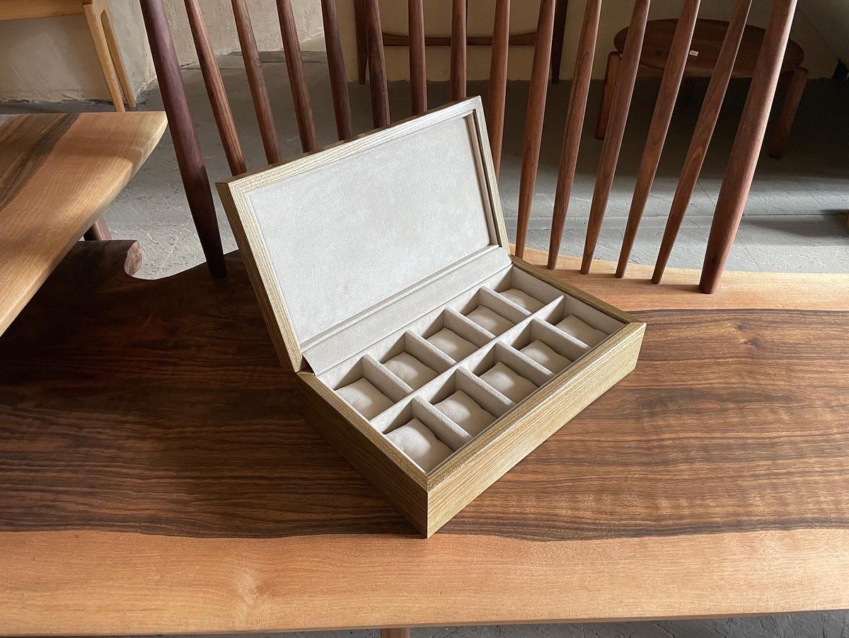 CaseKoma's tweet photo. 「神代タモの時計ケース」

神様のいた時代の木という意味を持つ神代木。
1000年以上地中の中で腐敗する事なく埋もれていたものをそう呼びます。
銘木の中でも最も希少な材料です。
亀井

 #KOMA  #時計ケース　#高級時計ケース　#腕時計ケース #時計ケース高級   #ウォールナット #神代木 #神代タモ https://t.co/0gCMb1VbC2
