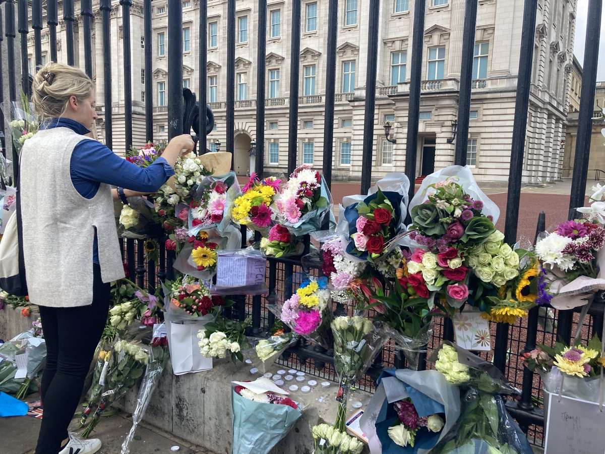PerezpStephanie's tweet photo. Nous sommes à Londres avec @AuerNicolas pour couvrir les événements de ces prochains jours qui s’annoncent historiques. Nos reportages ds les JT de @infofrance2 @france3 @Francetele #QueenElisabeth #Elisabeth #thequeen #Buckhingham https://t.co/tlUfZ0lnvs