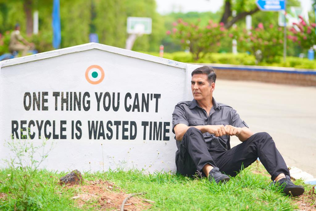 akshaykumar's tweet photo. साल गुज़रता है, वक्त निकलता है…what remains constant is the gratitude I feel on every birthday. Thank you always for all your love. 🙏♥️🙏 https://t.co/Lxk9tELjGy