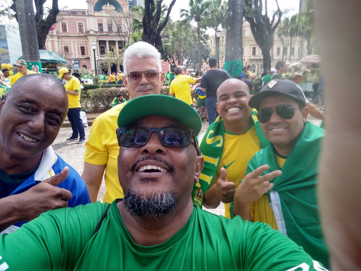 PauloCsardoNas6's tweet photo. Segundo o nine não tinha: negros pardos e pobres nas ruas 7 de setembro. Bom: eu sou lourinho e ele é líder nas pesquisas. https://t.co/54s5tQE5cF