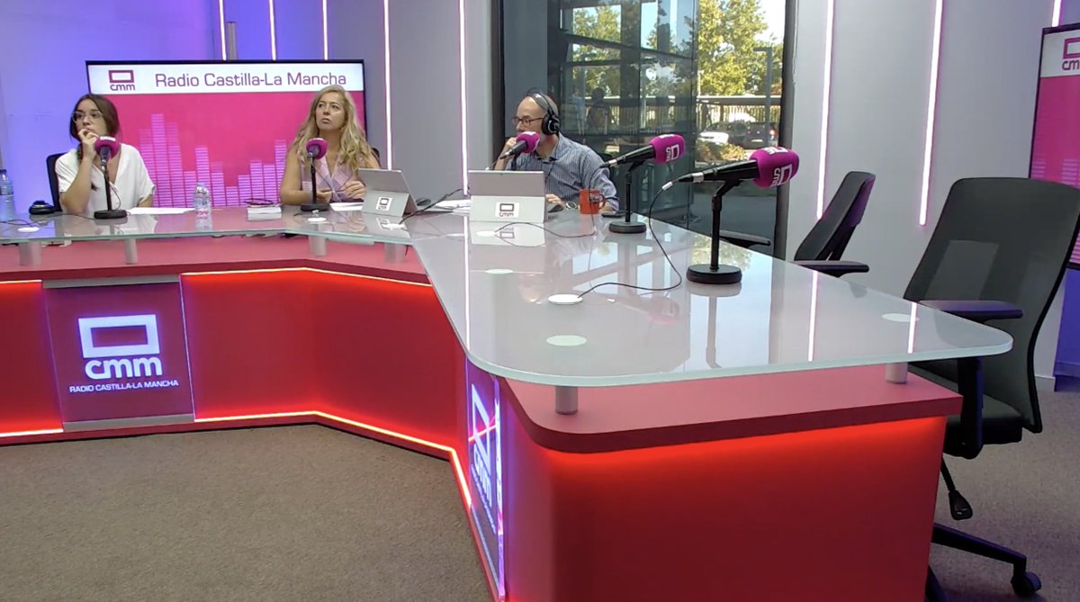 RadioCLM_es's tweet photo. Cerramos el viernes de #CLMHoy con el kit de bienestar para la vuelta al trabajo. @fbernac ya habla con:

🎙 @GallardoLeonor, catedrática de la @uclm_es.
🎙 María Jesús Marín, de UCLM Muévete.

📻 https://t.co/SZVDK8P7Jn
📱 https://t.co/RP5NThDxGr
🔴 https://t.co/pa9fszqvIl https://t.co/gJwPCImMTG