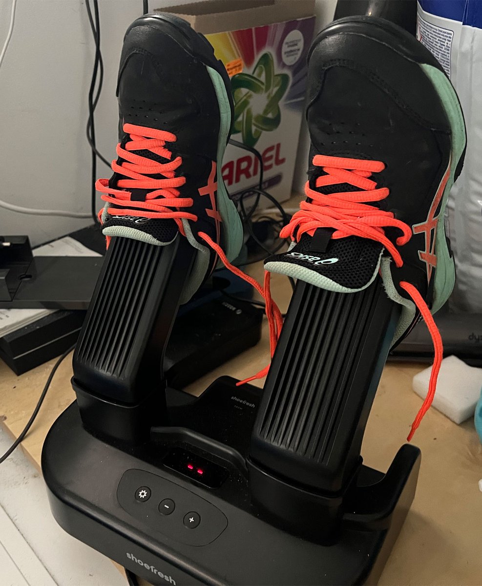 Wat een regen! Gelukkig kan ik mijn hockeyschoenen drogen met de Shoefresh! Super handig en zo stinken ze niet!

Wil jij de Shoefresh 90 dagen gratis uitproberen? Neem hier een kijkje en laat me weten wat jij ervan vindt! ow.ly/xpXR50KERMO

#shoefresh #natteschoenen #regen