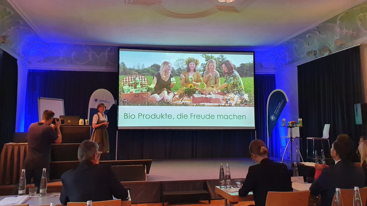 #IMK2022 Gestern erst hat sie den #Award des Internationalen Marken-Kolloquiums erhalten, heute steht sie den Teilnehmern Rede und Antwort: Barbara Scheitz ist Geschäftsführende Gesellschafterin der Andechser Molkerei Scheitz GmbH.