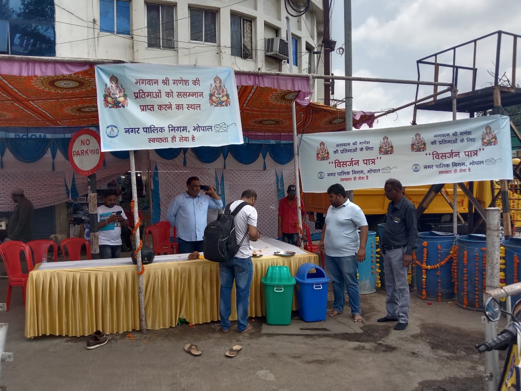 BMCBhopal's tweet photo. नगर पालिक निगम भोपाल द्वारा गणेश प्रतिमा विसर्जन के लिए की गई हैं व्यापक तैयारी,
ज़ोन 04 वार्ड 18 गणेश प्रतिमा विसर्जन स्थल नादरा बस स्टैंड पर निगम के अधिकारी विसर्जन की बेहतर ढंग से व्यवस्थाएं सुनिश्चित करा रहे हैं।
#SwachhCelebrations
#CleanGreenFestivals
#SwachhBhopal #Bhopal https://t.co/qGPhBDHA7w
