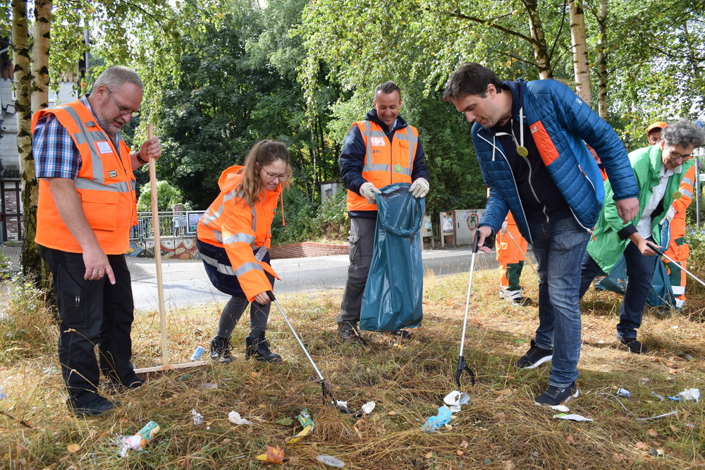 stadt_wuppertal's tweet photo. Am 24. September heißt es in #Wuppertal Ärmel aufkrempeln und anpacken: Dann startet die stadtweite Aufräumaktion #Talputz. Aufgeräumt werden Grünflächen, Plätze, öffentliche Anlagen und Stadtteile. 🗑️🧹💚
Infos für Freiwillige, die mitmachen wollen: https://t.co/xl2PEzhH3a https://t.co/FJYnXqPtEW