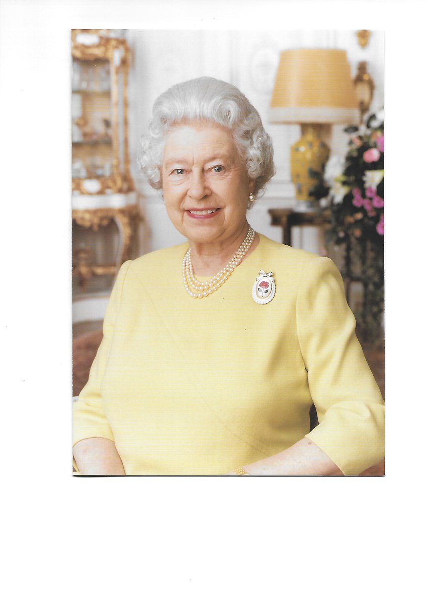 DriveGuideGuru's tweet image. The end of an era. The photos show the card my parents received from Queen Elizabeth II for their 60th wedding anniversary in 2005. 
La fin d'une époque. Les photos montrent la carte que mes parents ont reçue de la Reine Elizabeth II à l'occasion de leurs 60 ans de mariage.