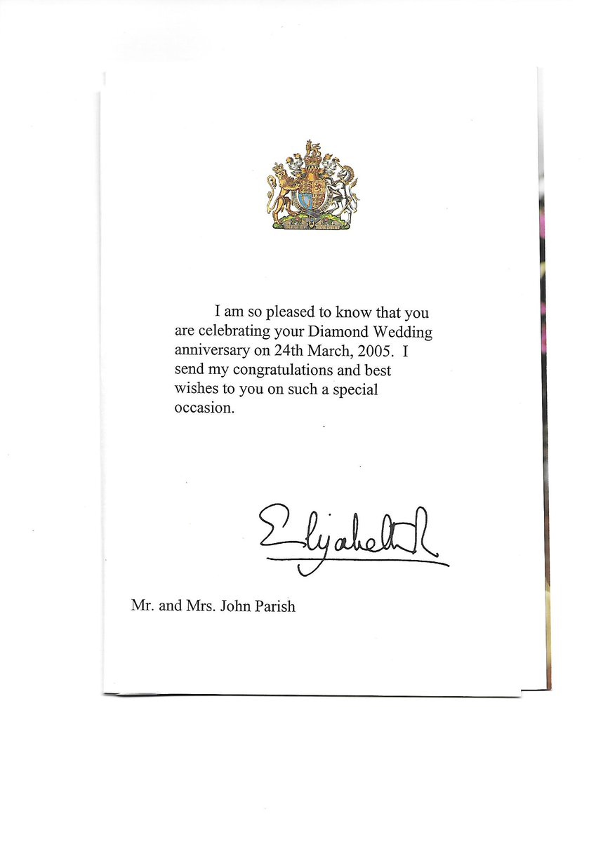 DriveGuideGuru's tweet image. The end of an era. The photos show the card my parents received from Queen Elizabeth II for their 60th wedding anniversary in 2005. 
La fin d'une époque. Les photos montrent la carte que mes parents ont reçue de la Reine Elizabeth II à l'occasion de leurs 60 ans de mariage.