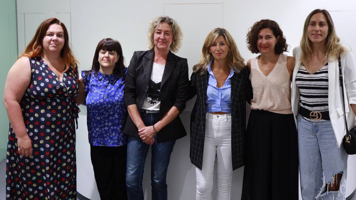 Yolanda_Diaz_'s tweet photo. Recién aterrizada en Bilbao, donde me he podido reunir con las trabajadoras y trabajadores de @VoloteaEnLucha, @ChaquetaVerdeBI y @CCOOeuskadi. 

Se están movilizando para defender sus derechos frente a los despidos y los recortes de servicios. https://t.co/nvOC2ujZlW